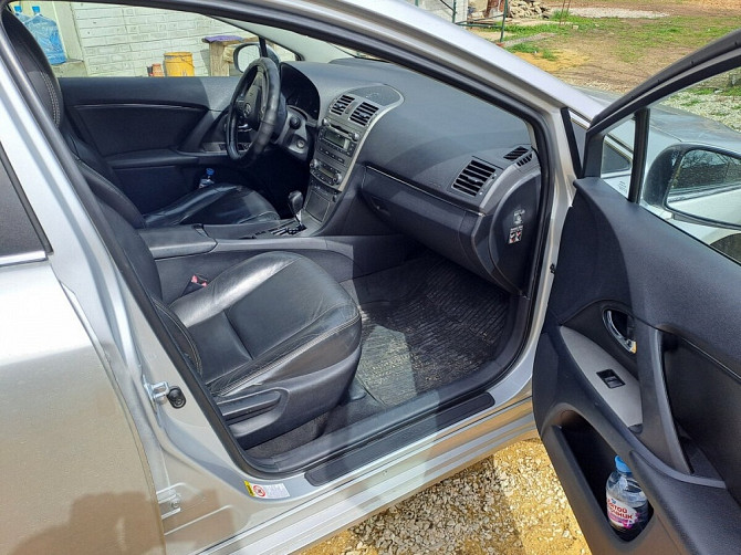 Автомобиль Toyota Avensis, 2011 г. Майкоп - изображение 2