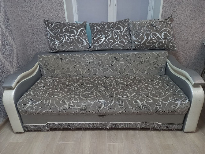 Продается диван б/у еврокнижка, в хорошем состоянии, серо-серебристого цвета. Тюмень - изображение 1